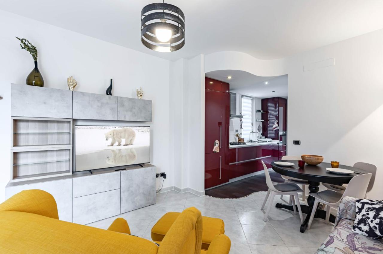 Apartment Flat: Near The Station With Balcony!